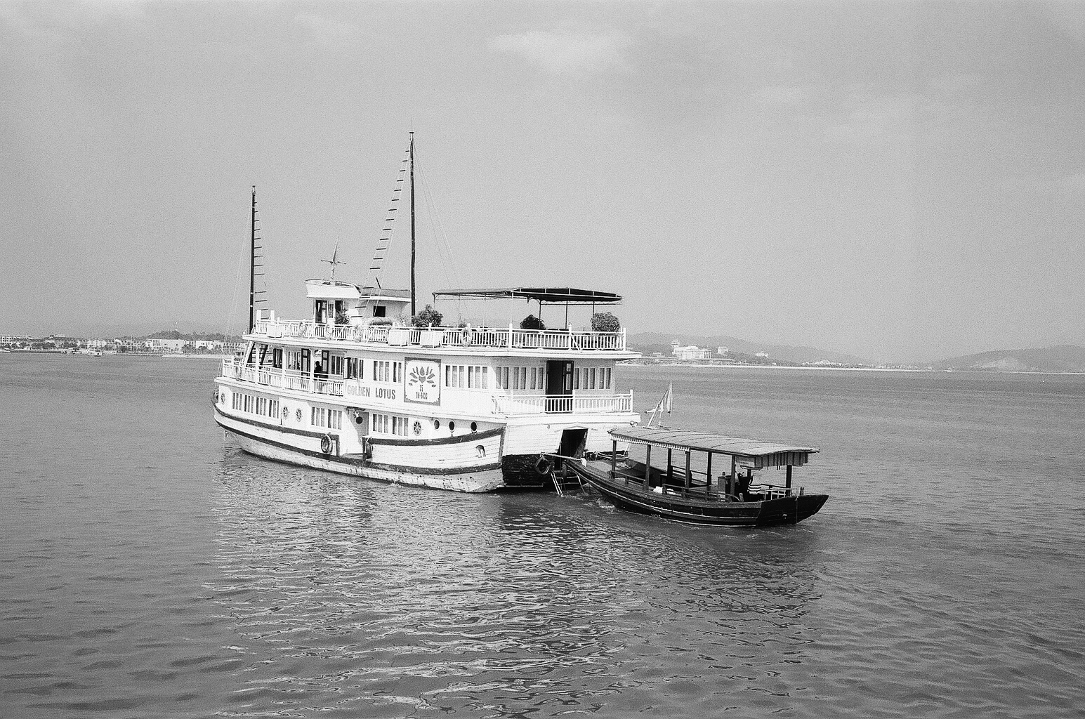 halong-bay-going-lomo